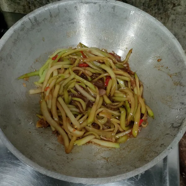 Tambahkan sedikit air, biarkan labu siam matang. Koreksi rasa.