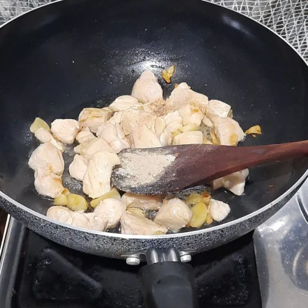 Lalu masukkan ayam bersama dengan garam, gula dan merica masak hingga ayam matang kemudian dinginkan.