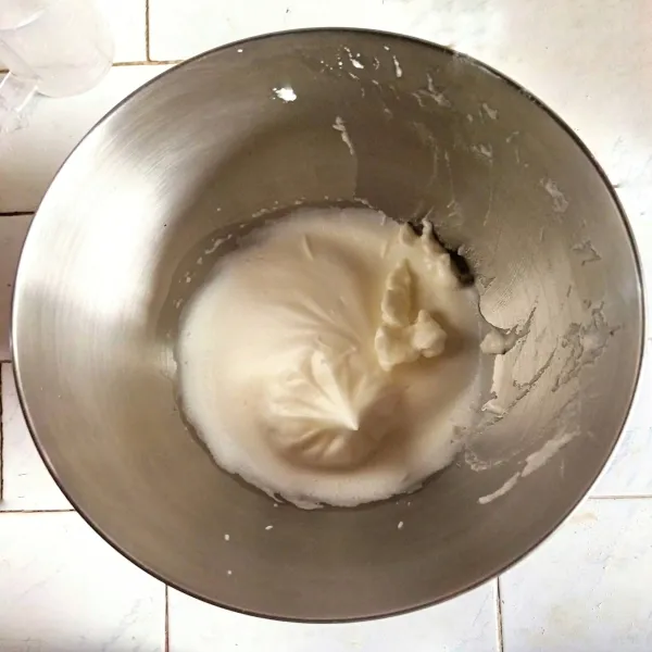 Kocok putih telur dengan mixer hingga 1/2 kaku, kemudian masukkan gula pasir secara berkala ke dalam putih telur. Kocok hingga membentuk meringue. Sisihkan.