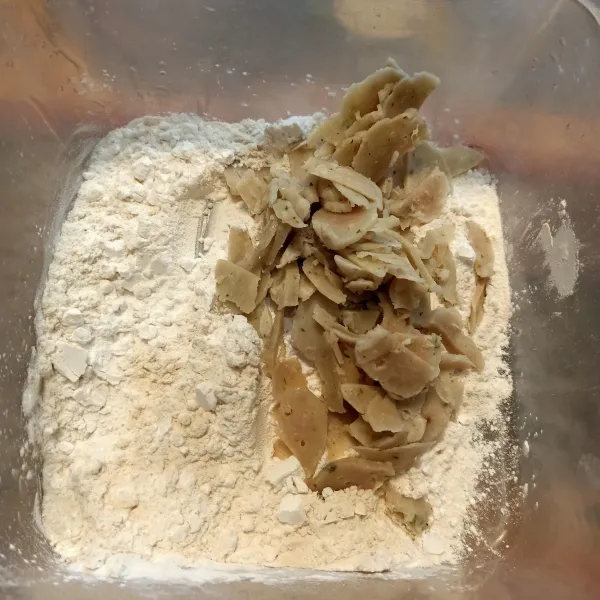 Masukan bakso iris ke dalam adonan tepung hingga rata.