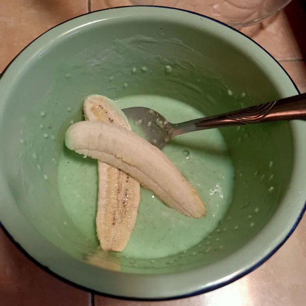 Masukkan pisang yang telah dibelah 2 ke adonan basah.
