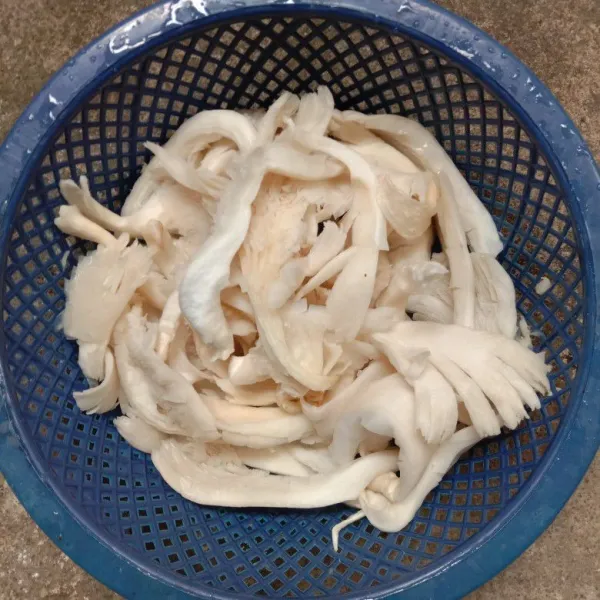 Suwir jamur tiram. Cuci bersih lalu peras agar kadar air tidak terlalu banyak.