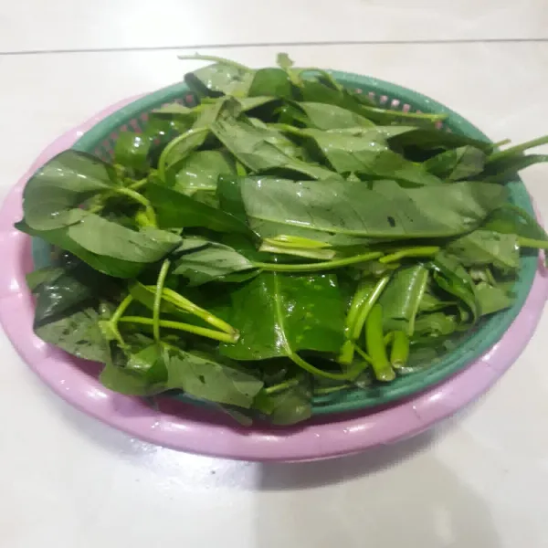 Cuci bersih kangkung.