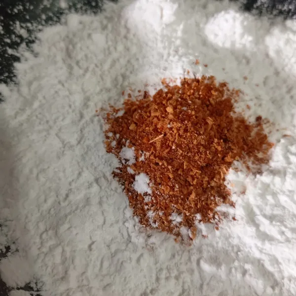 Campur tepung maizena dengan bubuk cabe, bubuk cabe disesuaikan dengan selera pedas masing-masing ya.