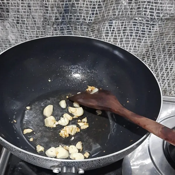 Tumis bawang putih hingga wangi.