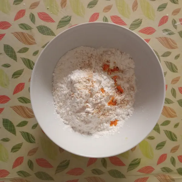 Dalam wadah campurkan tepung beras, kunyit parut, tepung tapioka, kaldu jamur, ketumbar bubuk, bawang putih bubuk, dan garam, lalu aduk rata.