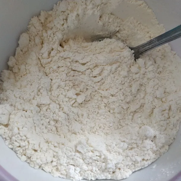 Campur terigu, tepung beras, gula, garam dan baking powder, aduk rata.