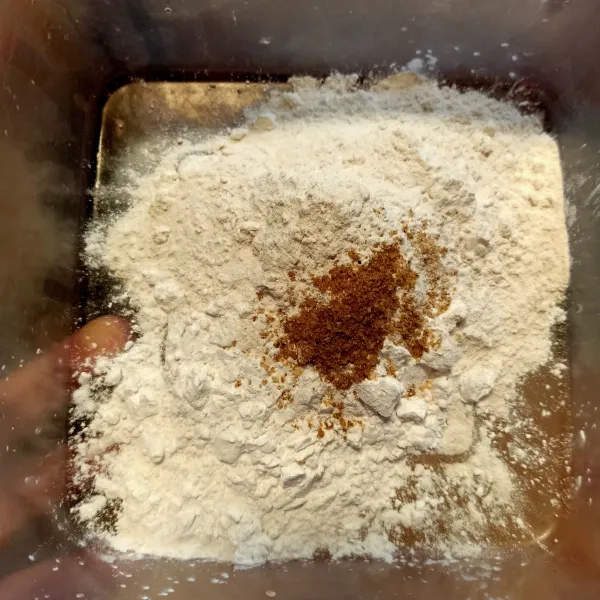 Campur tepung bumbu, tepung tapioka dan kaldu bubuk, aduk hingga tercampur rata.