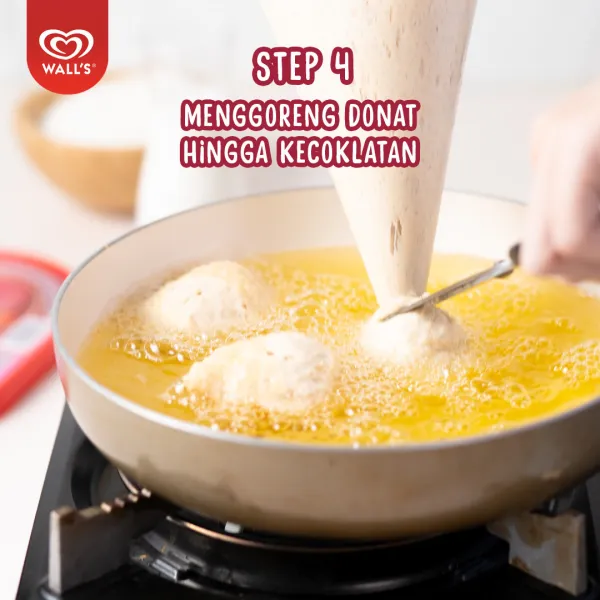 Siapkan minyak panas dalam wajan, goreng donat hingga matang dan kecoklatan.