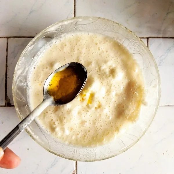 Masukkan air, butter cair, vanilla extract, dan garam ke dalam adonan tepung. Aduk rata, hingga membentuk adonan.