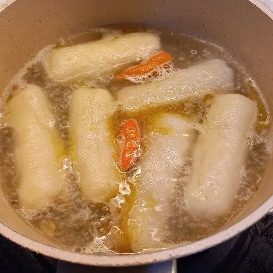 Masukkan pempek. Masak mendidih sampai pempek mengapung tanpa bakwan sudah bisa dinikmati. Tambahkan garam dan penyedap sucukupnya.