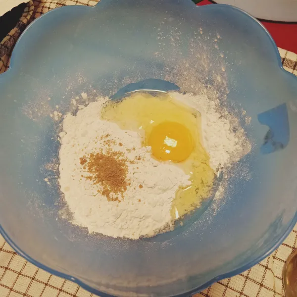 Campur tepung tapioka, telur dan kaldu bubuk. 
Kemudian aduk hingga rata. 
Tambahkan air sedikit demi sedikit sampai bisa dibentuk.