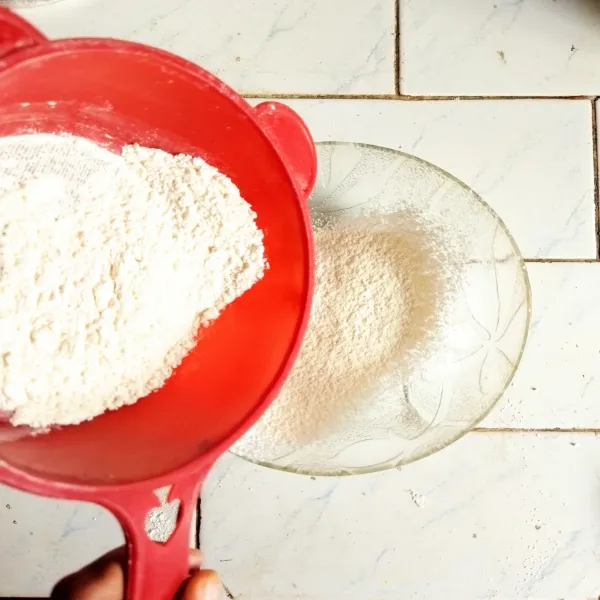 Ayak tepung beserta baking powder, whippcream bubuk di dalam mangkuk sedang, aduk rata.
