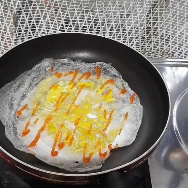 Tuang 1 sdm telur kocok tambahkan saus sambal.