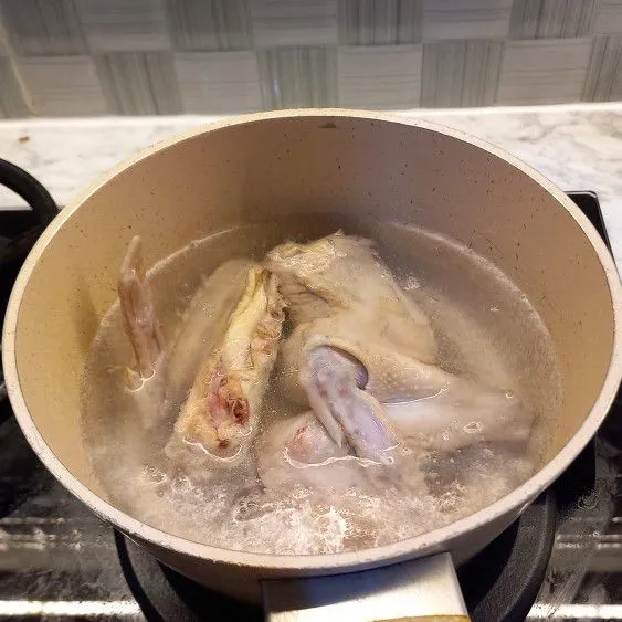 Masukkan ayam rebus sampai menjadi kaldu. Proses di sini sekitar 15-20 menit dengan api sedang. Jangan lupa masukkan 2 lembar daun bawang.
