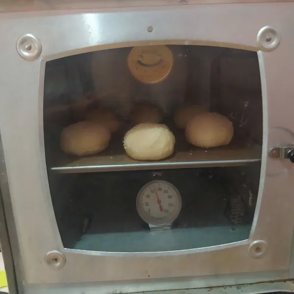 Setelah 1 jam panaskan oven selama 15 menit di suhu 180 derajat celcius. Lalu masukkan loyang berisi adonan burger bun. Panggang selama 12-15 menit sambil posisi loyang diputar sesekali.