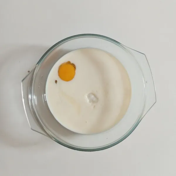 Masukkan telur, susu cair, susu kental manis, gula pasir, dan butter ke dalam mangkuk, kemudian aduk hingga gula larut.