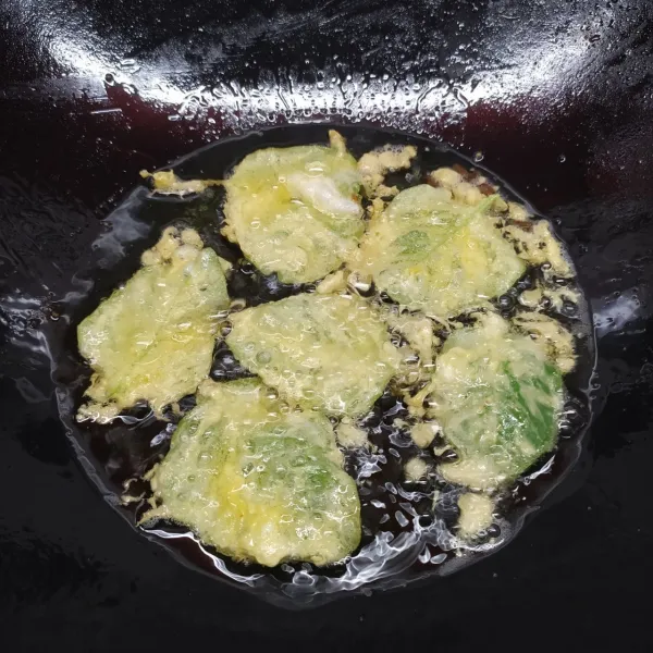 Goreng dalam minyak yang sudah dipanaskan sebelumnya. Goreng sampai matang di kedua sisi. Angkat dan sajikan.