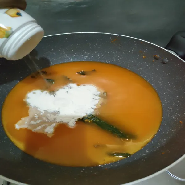 Masukkan fiber creme, garam, gula pasir dan kaldu bubuk, aduk-aduk hingga rata dan koreksi rasa.