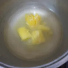 Campur air, garam, penyedap rasa. Kemudian singkong hingga empuk.