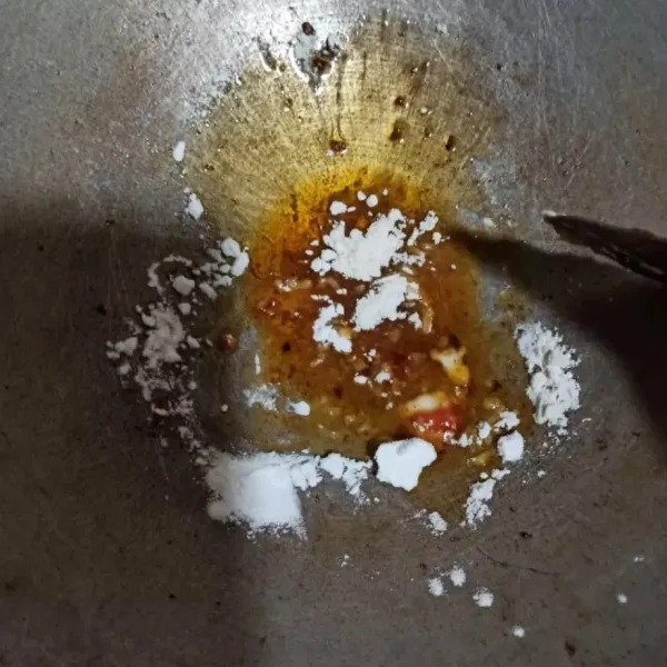Tumis bumbu yang dihaluskan, kemudian masukkan tepung terigu dan tepung maizena