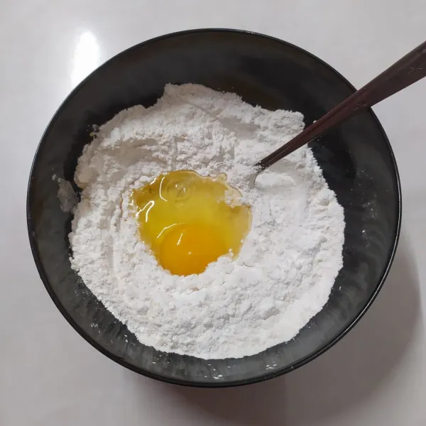 Masukkan telur dan air.