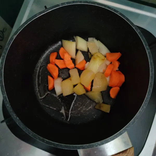 Tumis bawang bombay, wortel dan kentang, hingga bawang bombay layu.
