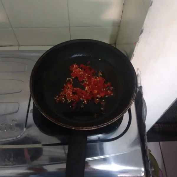 Tumis bumbu halus sampai harum.