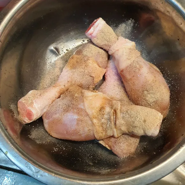 Campur paha ayam dengan bumbu marinasi, aduk rata dan diamkan 30 menit.