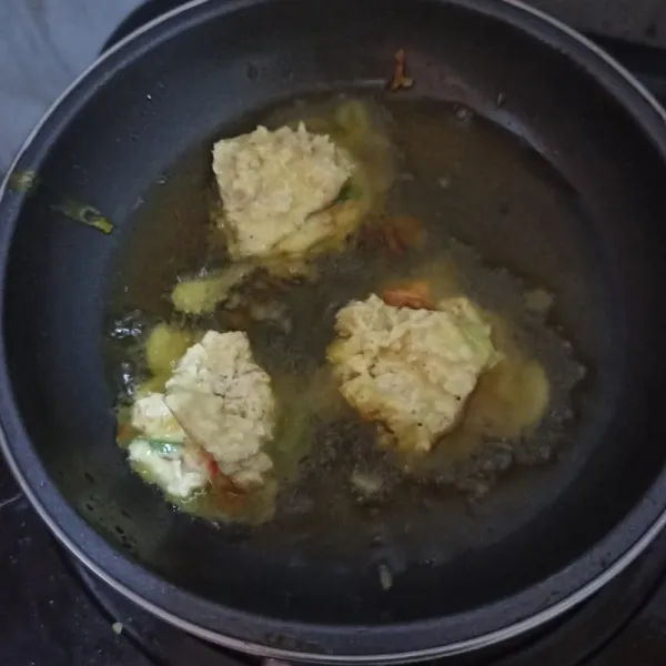 Goreng tahu, hingga keemasan dan cukup balik sekali saja.