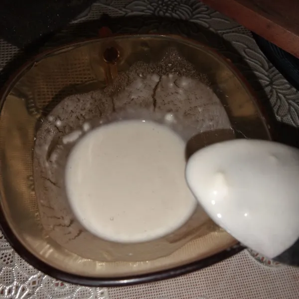 Buat larutan perekat dengan mencampurkan tepung terigu dan air lalu aduk rata
