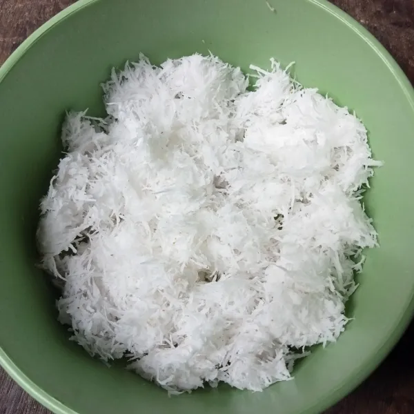 Kukus kelapa parut dan garam selama 10 menit, sisihkan.