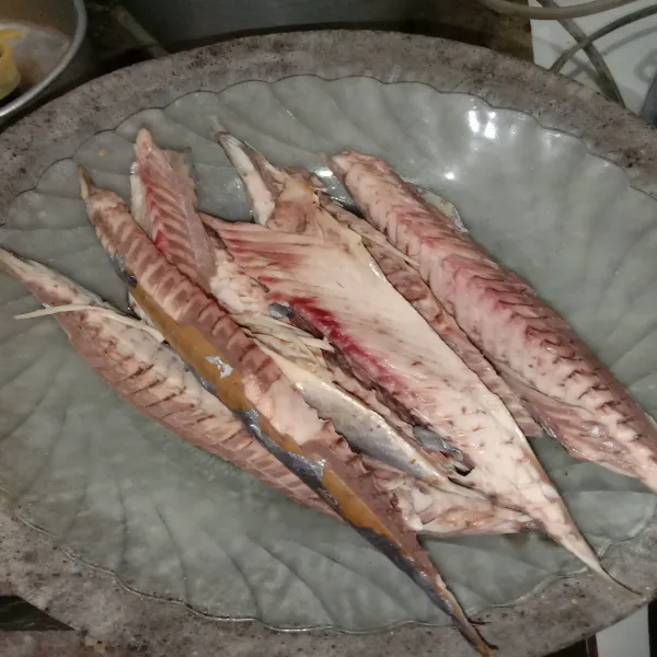 Pisahkan daging ikan salem dari durinya kemudian cuci bersih, tiriskan.