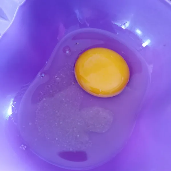 Siapkan telur dan gula pasir.