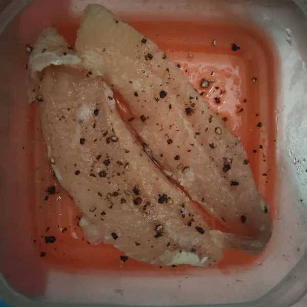 Marinasi ikan dori dengan garam dan merica, diamkan minimal selama 15 menit.