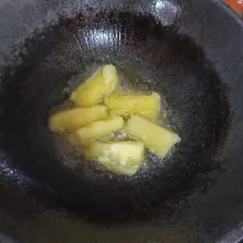 Goreng singkong hingga kering.
