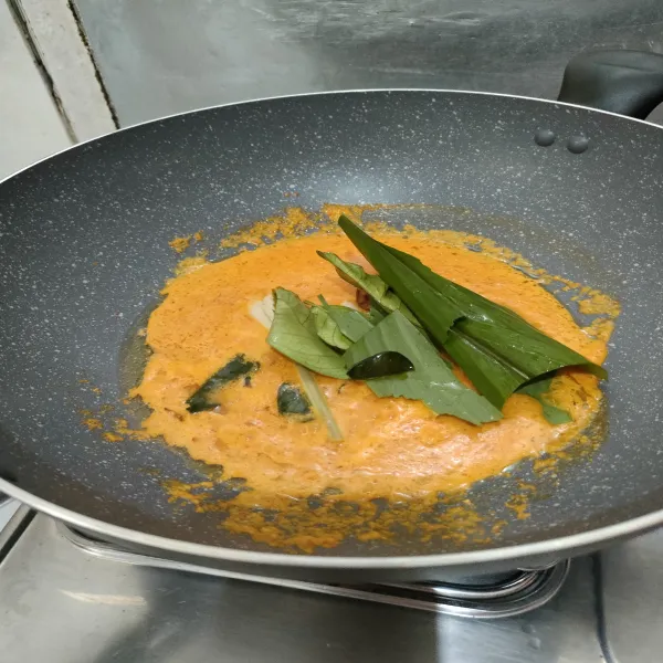 Masukkan lengkuas, daun jeruk, daun salam, daun kunyit dan serai.
Tumis hingga harum dan matang.