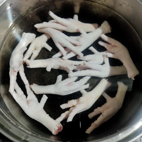 Rebus ceker dengan air hingga ceker empuk lalu angkat dan tiriskan.