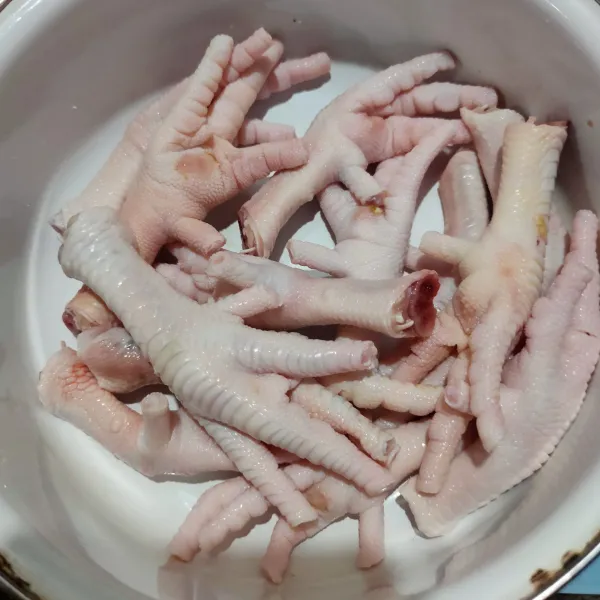 Bersihkan ceker, potong kukunya kemudian cuci bersih.