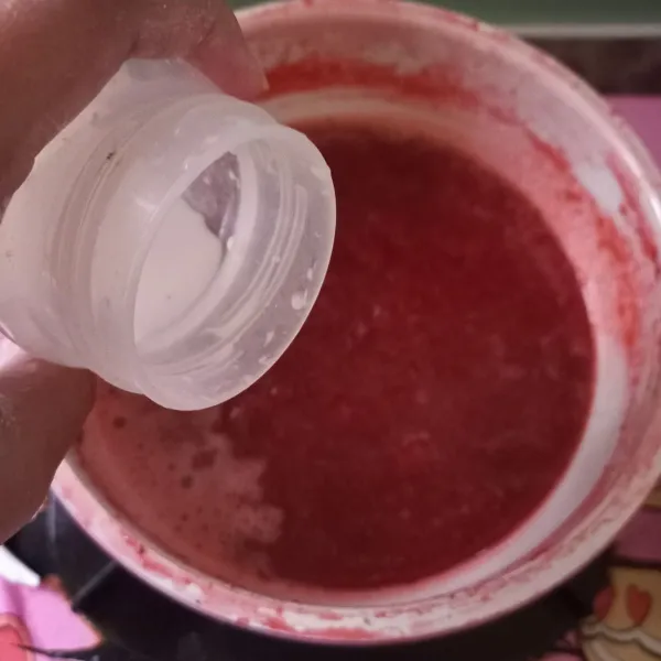 Setelah semua strawberry hancur, masukkan larutan tepung maizena.
