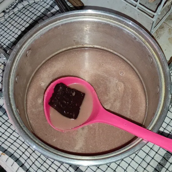 Tuang adonan puding di panci, lalu tuang sisa air dan dark cooking coklat. Masak dengan api kecil sampai mendidih.