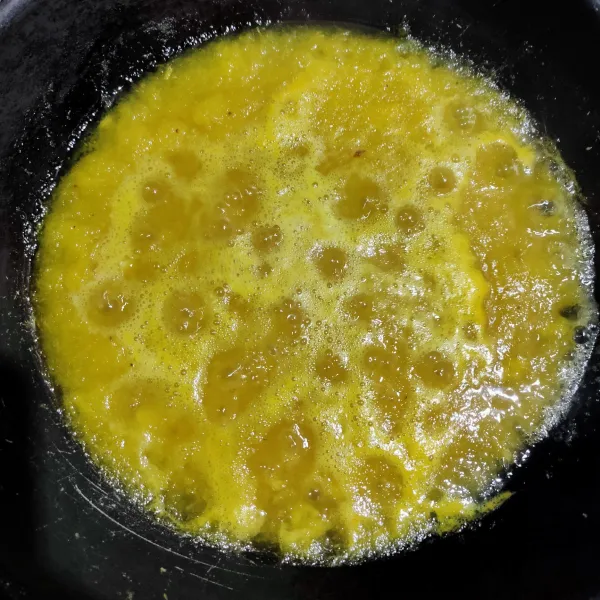 Masak nanas hingga gula mencair dan airnya surut kemudian koreksi rasa, jika suka manis boleh ditambah gula lagi.