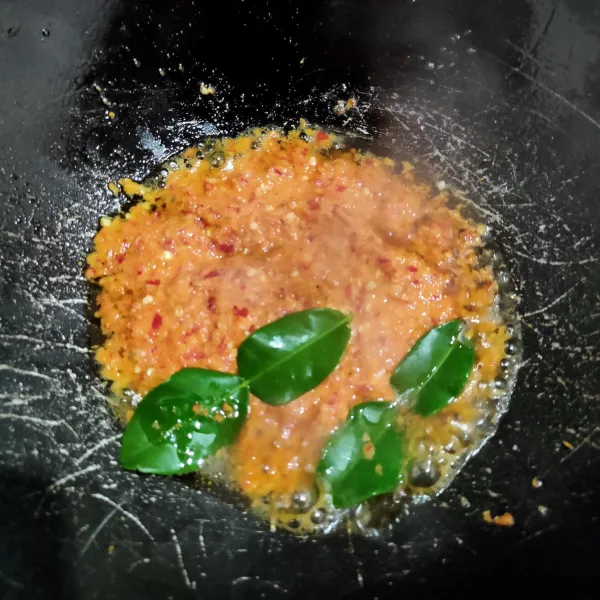 Haluskan bawang merah, bawang putih, cabai merah, cabai rawit, jahe, kemiri dan ketumbar kemudian tumis dengan sedikit minyak, tambahkan daun jeruk lalu masak hingga harum.