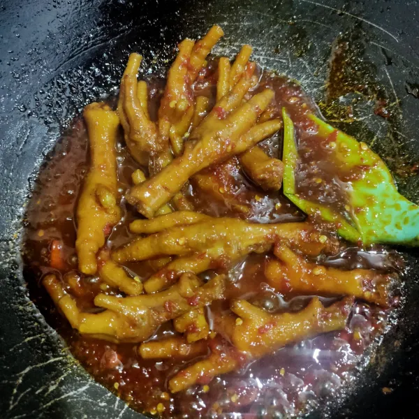 Masak hingga air surut dan bumbu mengental lalu angkat dan sajikan.