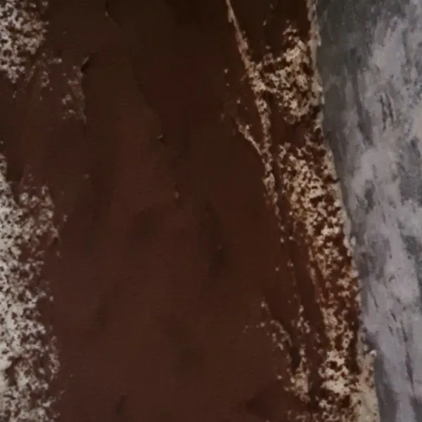 Masukkan  1 bagian adona kedalam loyang, lalu taburi coklat bubuk dgn mengunakan saringan. Tambahkan adonan pandan diatasnya, taburi lagi dgn coklat bubuk. Tambahkan 1 bagian adonan terakhir. Ratakan permukaannya dgn spatula