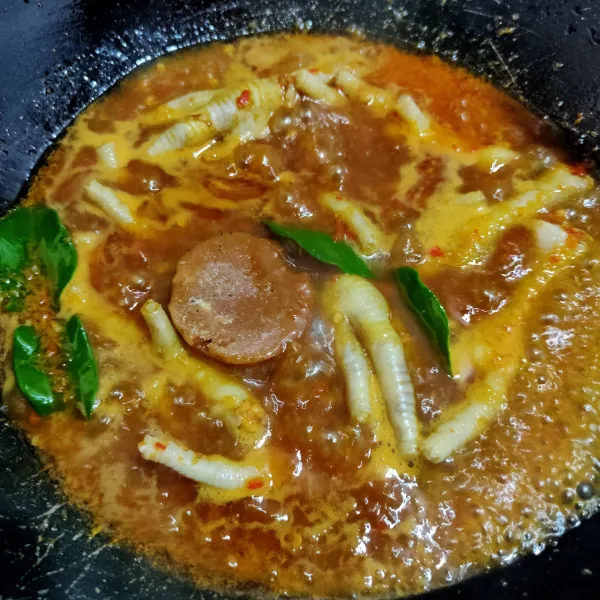 Masukkan gula merah, kecap manis, gula dan garam, aduk rata, masak hingga mendidih lalu koreksi rasa.