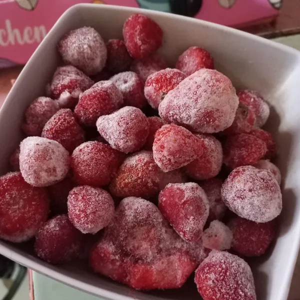 Siapkan strawberry yang beku, tapi bisa juga menggunakan buah yang segar.