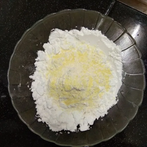 Siapkan tepung sagu, tepung terigu, garam dan penyedap secukupnya lalu aduk rata.