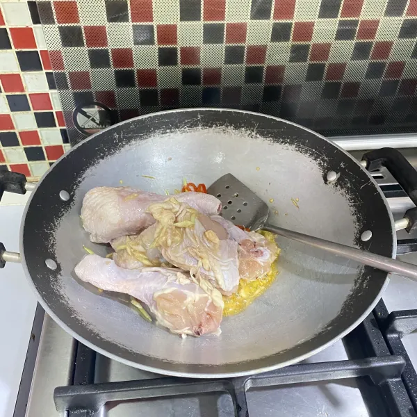 Masukkan daging ayam, kemudian masak hingga kecoklatan.
