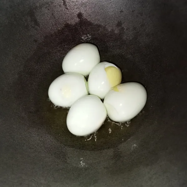 Goreng telur hingga bagian luar nampak berkulit.